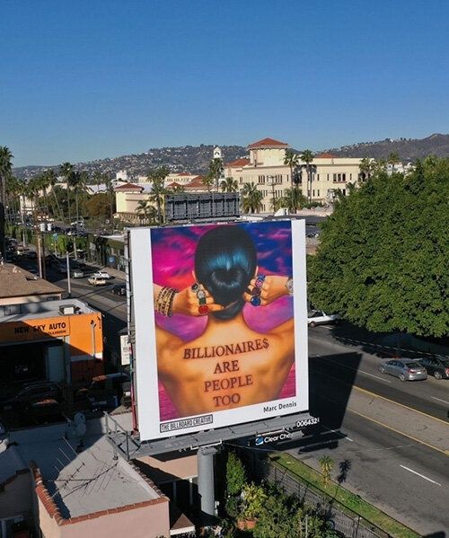 Panneau publicitaire artistique installé au bord d’une rue urbaine